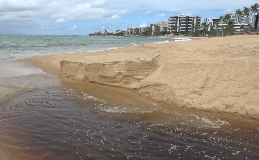 Maceió convive com línguas sujas em 40 quilômetros da orla marítima