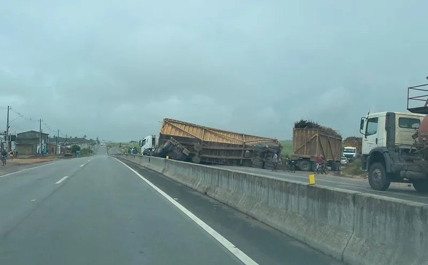 Caminhão canavieiro tomba e fica atravessado na rodovia AL-220