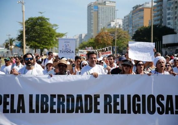 Manifestantes protestam contra intolerância religiosa em ato no Rio de Janeiro