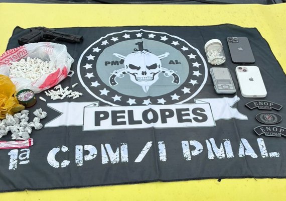 Em ações contra o tráfico, Polícia Militar apreende arma, drogas e simulacros