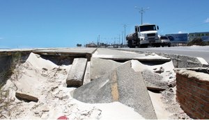 Mar avança em trechos da orla e chama atenção em Maceió