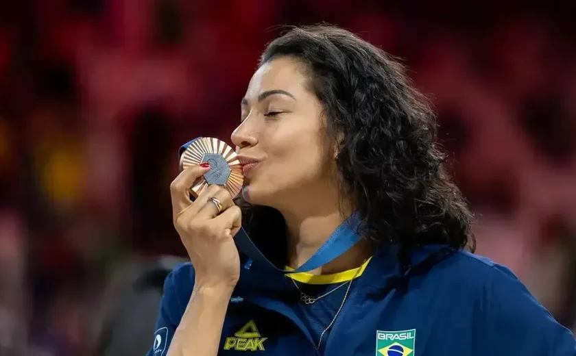 Medalhista olímpica do vôlei, Carolana revela diagnóstico de câncer de colo de útero