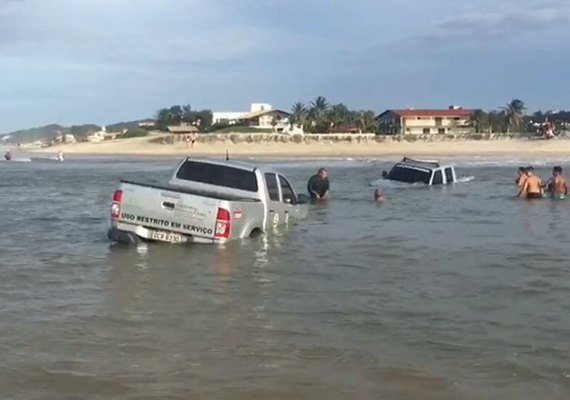 Dois veículos do Detran atolam na areia e são arrastados pelo mar