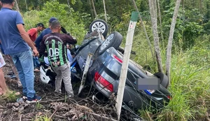 Carro capota e deixa duas pessoas presas às ferragens em São Luís do Quitunde