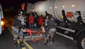 Mulher tenta atravessar e é atropelada por carreta em São Miguel dos Campos