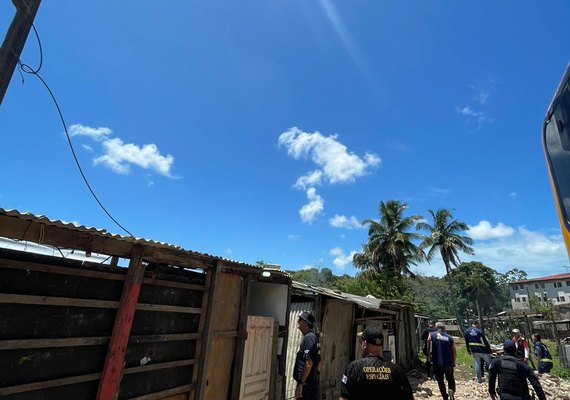 PC dá apoio a ação contra criatório irregular de animais na Santa Amélia