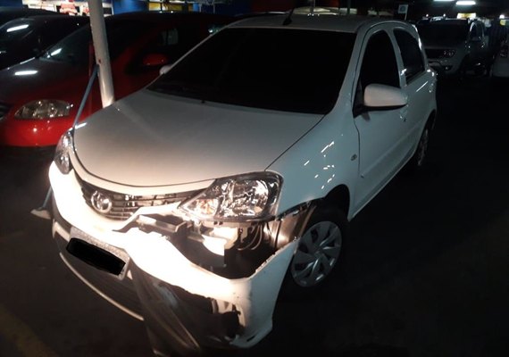 Motorista de caminhonete bate em carro estacionado dentro de supermercado e foge