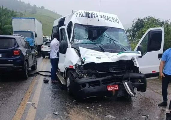 Colisão entre van e caminhão deixa 11 feridos na BR-316, em Atalaia