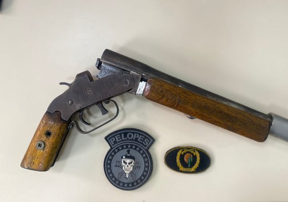 PM apreende arma de fogo e recupera veículo roubado no Sertão de Alagoas