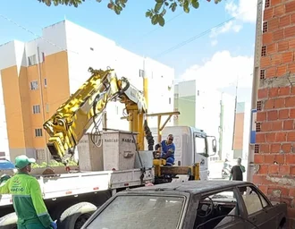 Operação Lata Velha remove sucatas abandonadas das ruas de Maceió