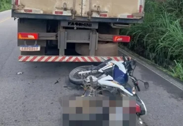 Motociclista fica ferida após colisão com caminhão na Serra das Espias