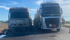 Caminhão-tanque pega fogo e motorista fica ferido na BR-101, em São Miguel dos Campos