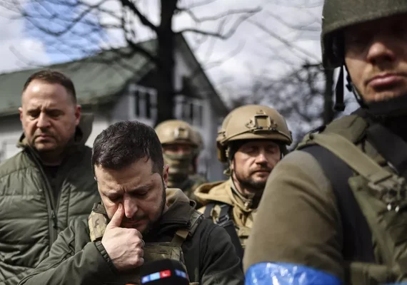 Zelensky visita Bucha após massacre e acusa Rússia de genocídio