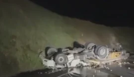 Motorista morre após carreta capotar na BR-416 entre Colônia Leopoldina e Ibateguara