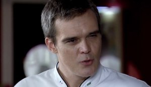 Novela 'Fina Estampa': Íris tenta chantagear René e é expulsa do restaurante