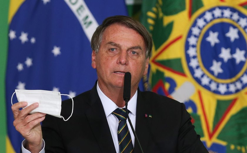 Bolsonaro pede parecer para desobrigar uso de máscara