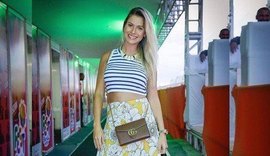 Andressa Suita mostra barriga de grávida em show de Gusttavo Lima