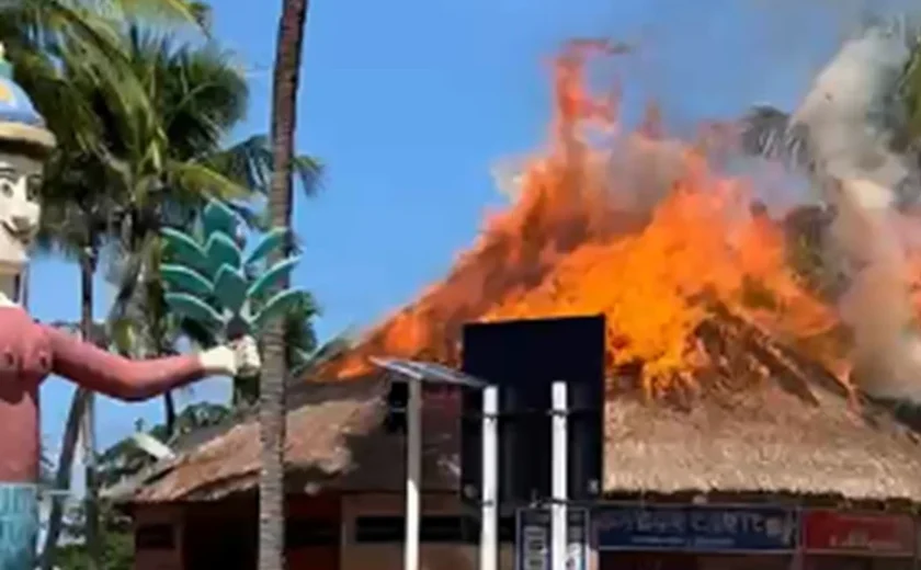 Incêndio destrói barraca na orla da Pajuçara, em Maceió