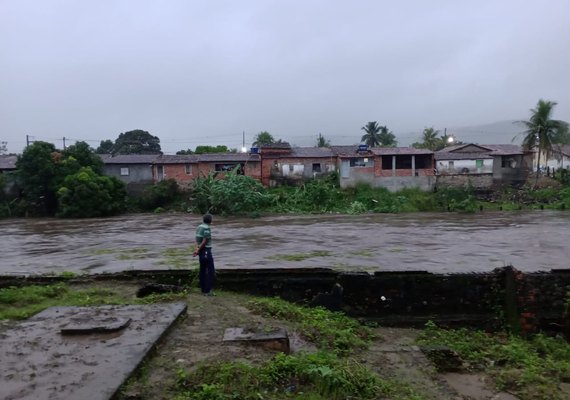 Vídeos: Rio Paraíba recebe grande volume de água e assusta moradores de várias cidades