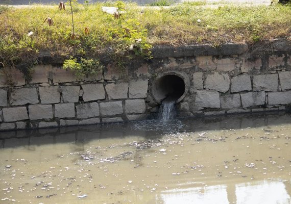 AL: 389 mil domicílios despejam esgoto em fossas rudimentares, valas ou diretamente em lagos, rios e no mar