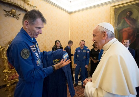 Astronautas da Estação Espacial dão uniforme personalizado ao Papa Francisco