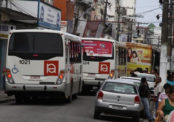 SMTT inicia orientação à população sobre mudanças de ônibus na Rua do Comércio