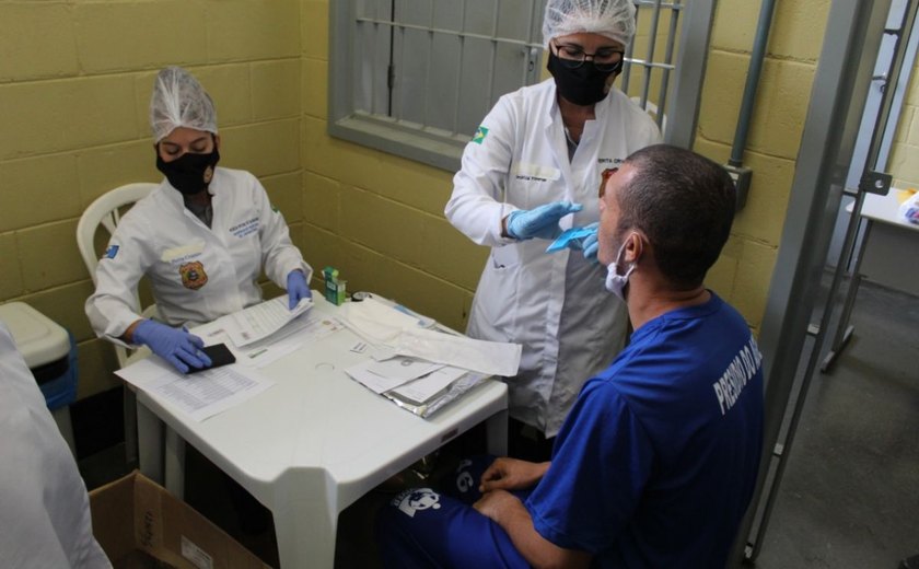 Instituto de Criminalística de Alagoas coleta DNA de presos da Operação Flashback II