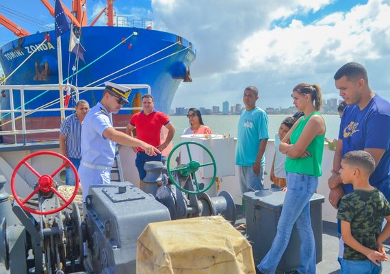 Capitania dos Portos promove visitação pública ao Navio Hidrográfico Balizador “Comandante Manhães”