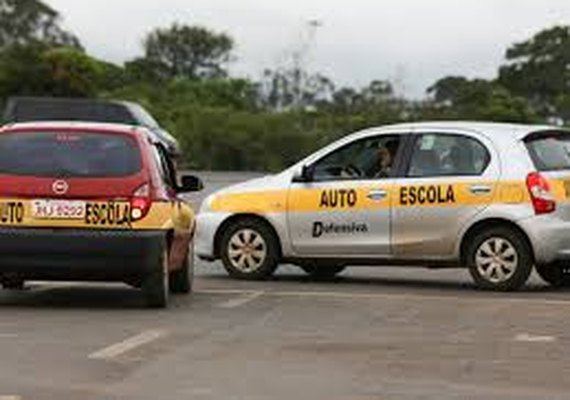 Contran elimina obrigatoriedade de aulas em autoescolas para tirar CNH