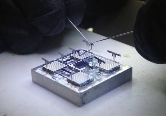 Novo drone do tamanho de insetos é capaz de voar sem peças móveis