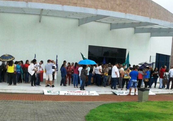 Professores cobram 5% e paralisam atividades em Arapiraca