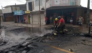 População alega truculência da PM e protesta bloqueando principal via do Feitosa