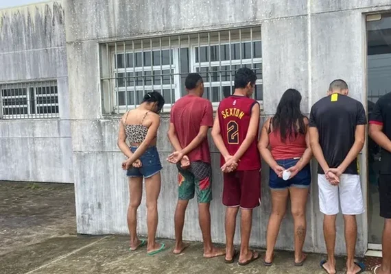 Grupo com seis pessoas é preso após fazer live de sexo na presença de uma criança de 2 anos