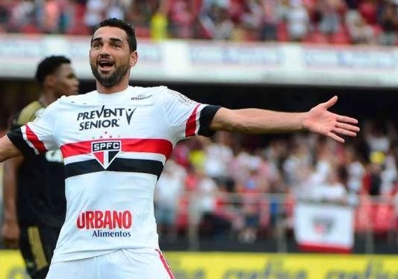 Alagoano Gilberto esquece críticas e mira mais gols em estreia na Vila