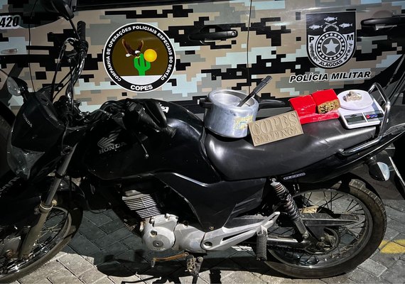 Polícia Militar retira arma de fogo e drogas das ruas em ações no interior