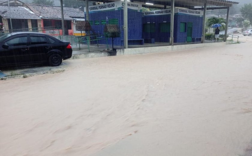 Chuva forte invade casas e causa prejuízos a moradores de Fernão Velho