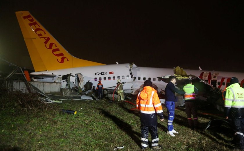 Avião sai da pista e fuselagem se parte em aeroporto na Turquia; uma pessoa morreu