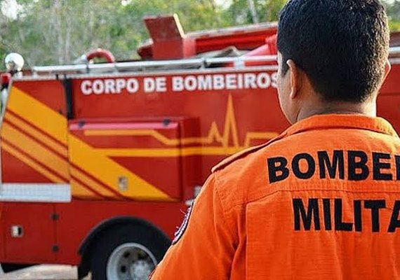 Bombeiros são acionados para conter incêndio em dois carros de luxo