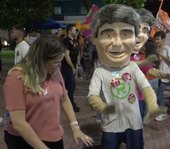 Passeata de Rafael Brito e Gaby Ronalsa no bairro do Canaã