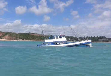 Naufrágio de barco pesqueiro provoca vazamento de combustível em Japaratinga