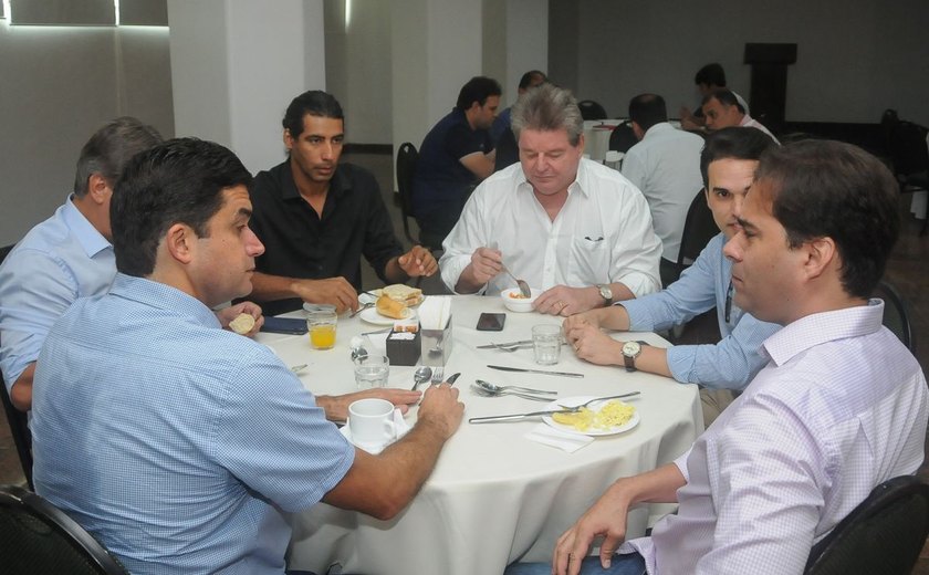 Prefeito Rui Palmeira participa de reunião com vereadores de Maceió