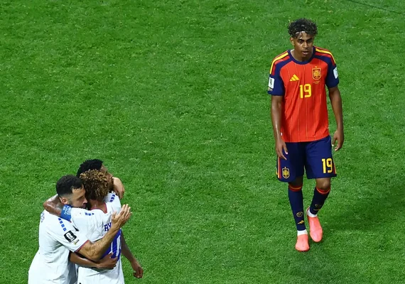 Cabo Verde segura Espanha e estreia em Copas com empate histórico