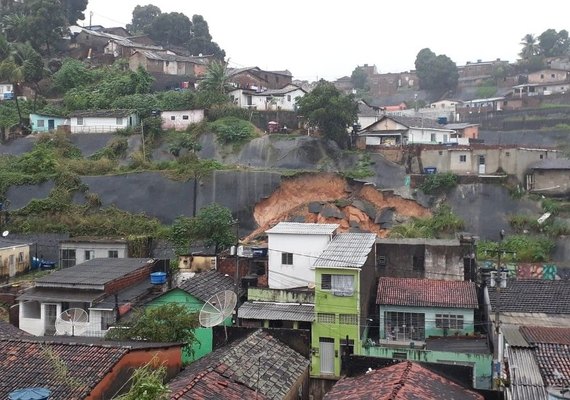 Chuva causa mortes, deslizamento de barreiras e alagamentos no Grande Recife