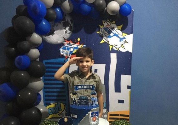 Garoto fã da PM recebe visita de equipe do 10º BPM em sua festa de aniversário