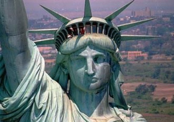 Dow Jones sobe para máxima recorde e se aproxima da marca de 22 mil pontos