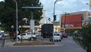 Prefeitura de Maceió instala semáforos movidos a energia solar no Farol
