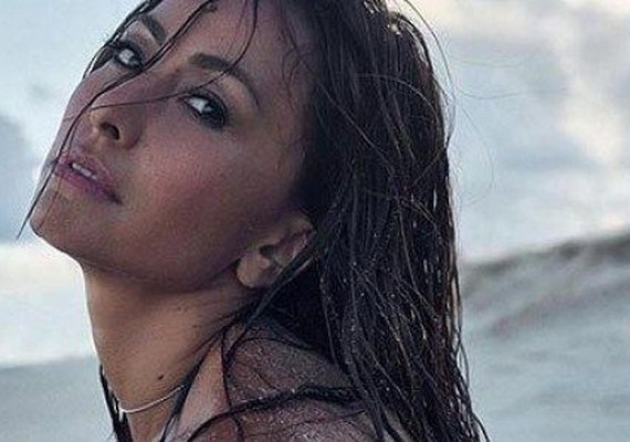 Apresentadora Sabrina Sato corrige internauta e assume que tem celulite