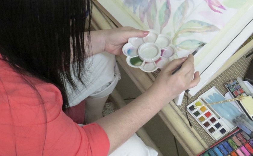 Exposição de aquarelas revela emoções de artista em enfrentamento do câncer de mama