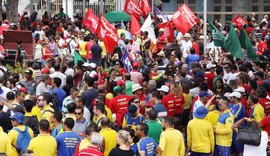 Em protesto contra reforma, categorias realizam caminhada no Centro de Maceió