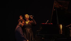 Ana Gal leva o espetáculo Piafiana - Uma Homenagem a Edith Piaf para o palco do Theatro Homerinho